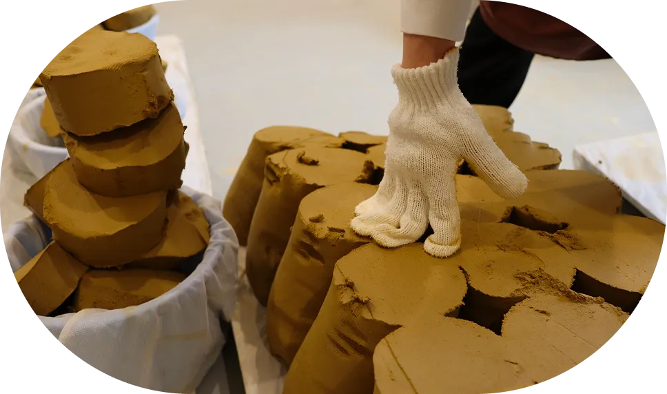 陶器づくりの体験をしている