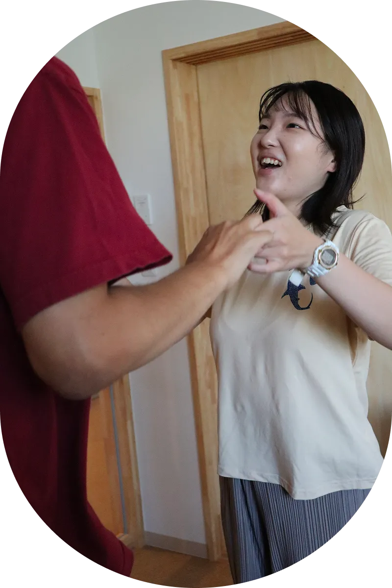 女性が利用者のサポートをしている