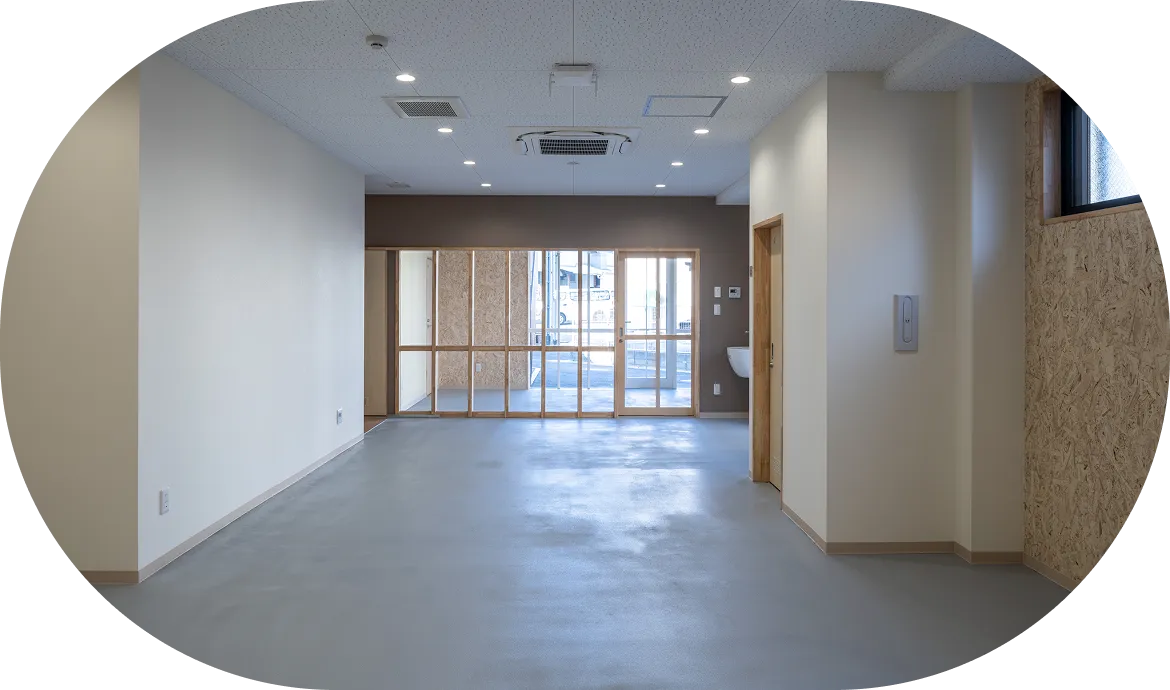 日が差し込む明るく広々とした室内。清潔感のある白い壁に、柱や天井などの木の温かみが感じられる。