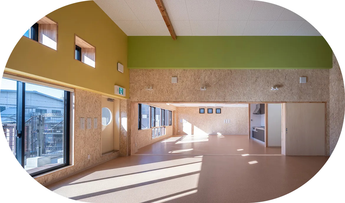 日が差し込む明るく広々とした室内。清潔感のある白い壁に、柱や天井などの木の温かみが感じられる。