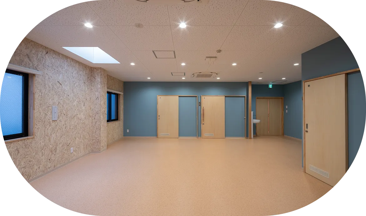 日が差し込む明るく広々とした室内。清潔感のある白い壁に、柱や天井などの木の温かみが感じられる。