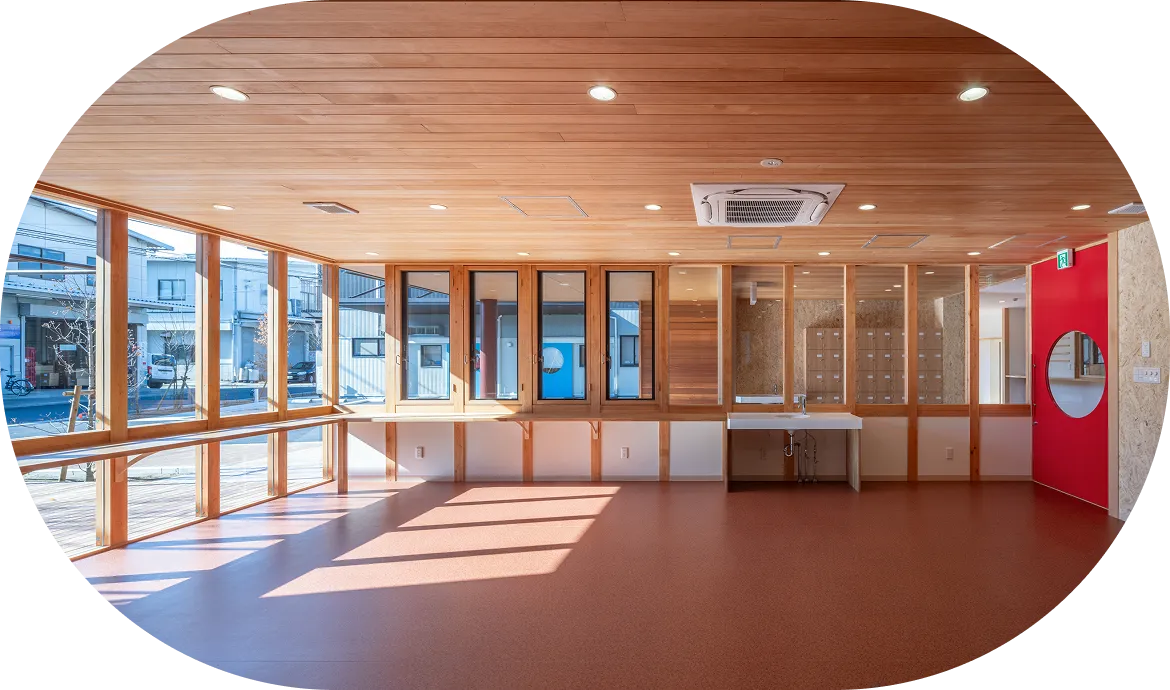 日が差し込む明るく広々とした室内。清潔感のある白い壁に、柱や天井などの木の温かみが感じられる。