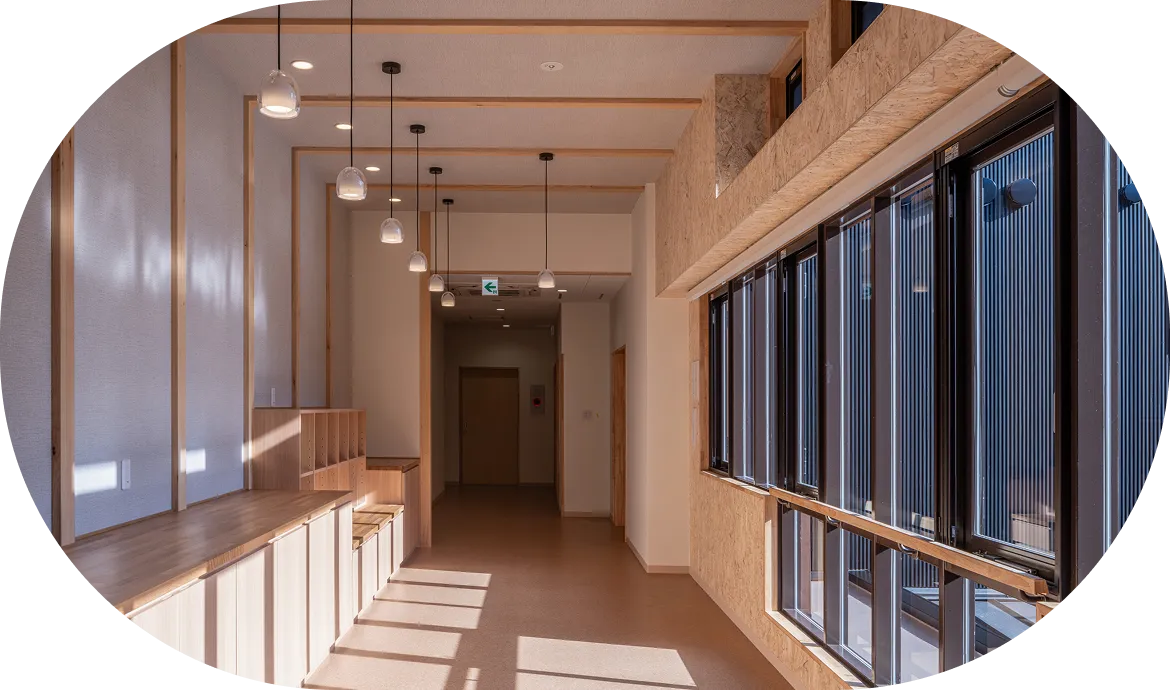 日が差し込む明るく広々とした室内。清潔感のある白い壁に、柱や天井などの木の温かみが感じられる。